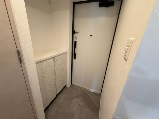 玄関　１４０２号室の写真です。