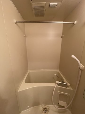 バス・シャワールーム　コンパクトで使いやすいお風呂です