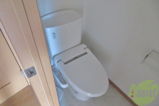 トイレ　トイレは嬉しい温水洗浄便座機能つきです。