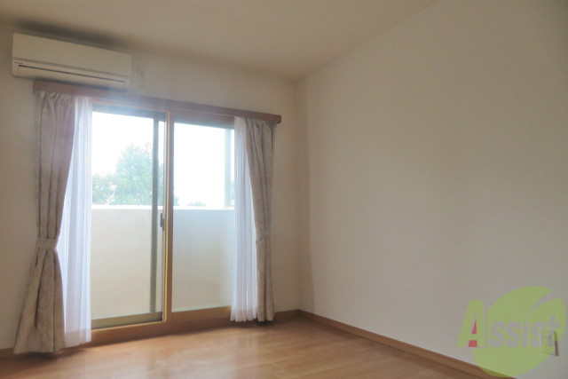 居室・リビング　明るいお部屋ですね。カーテンも付いてます。