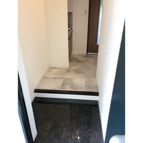 エントランス　【同物件他の部屋になります】同グレードの改装になります。