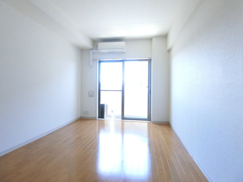 居室・リビング　西向きの明るいお部屋です