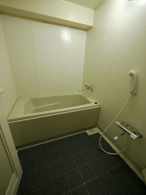 バス・シャワールーム　【浴室】一日の疲れを癒す広い浴槽をご用意。