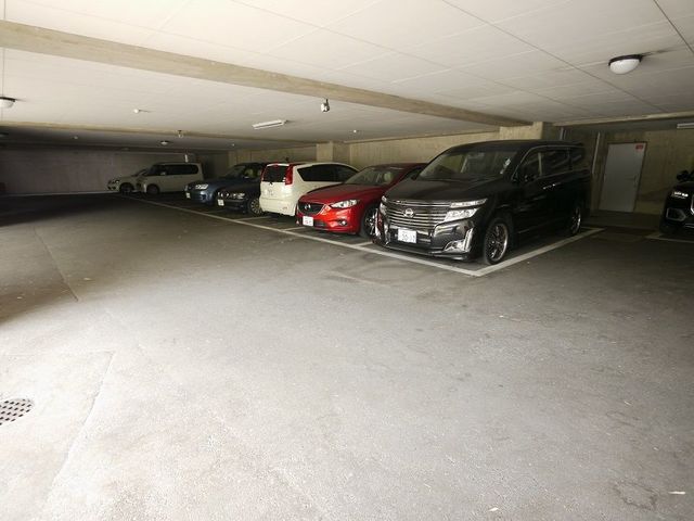 駐車場　【敷地内駐車場】屋内駐車場。