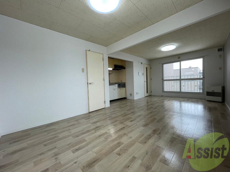 居室・リビング　木目のフローリングは落ち着きのある印象のお部屋になりますね。