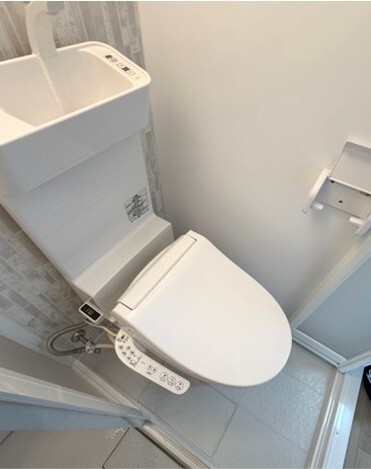 トイレ　落ち着いた色調のトイレです