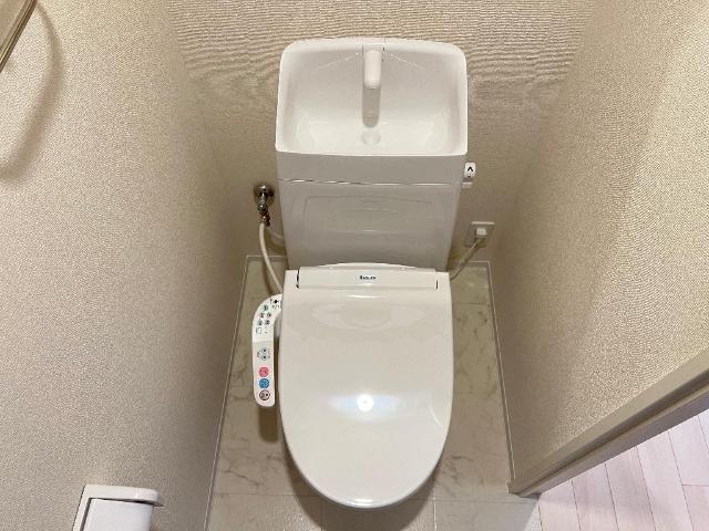 トイレ　落ち着いた色調のトイレです