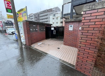 エントランス　駅から徒歩４分
