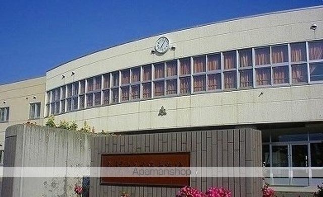 中学校　真栄中学校（中学校）まで700m