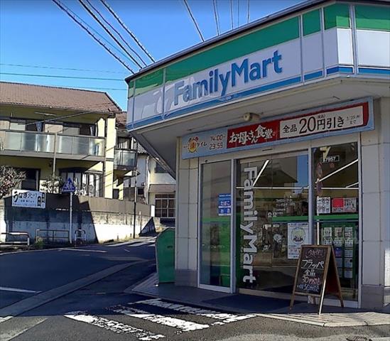コンビニ　セブンイレブン（コンビニ）まで734m