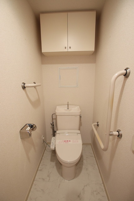 トイレ　トイレには快適な温水洗浄便座付き