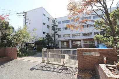 中学校　横浜市立青葉台中学校（中学校）まで563m