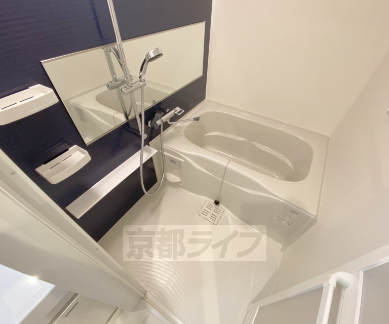 バス・シャワールーム　鏡の付いた便利なお風呂