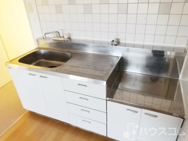 キッチン　調理スペースの広いキッチンです。