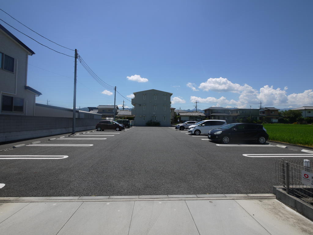 駐車場　一台込み・2台目月額3300円です。