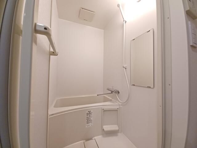 バス・シャワールーム　コンパクトで使いやすいお風呂です