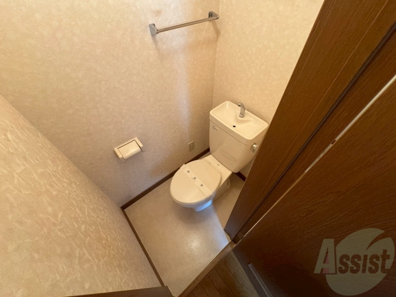 トイレ　こちらはトイレです。清潔感があり、安心して使用できます。