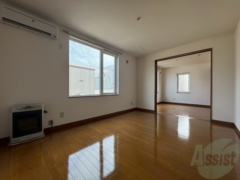 居室・リビング　広くてキレイなお部屋が広がっていて、充実した生活が送れそう。