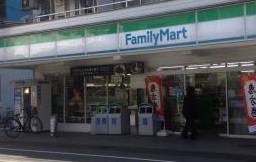コンビニ　ファミリーマート（コンビニ）まで210m