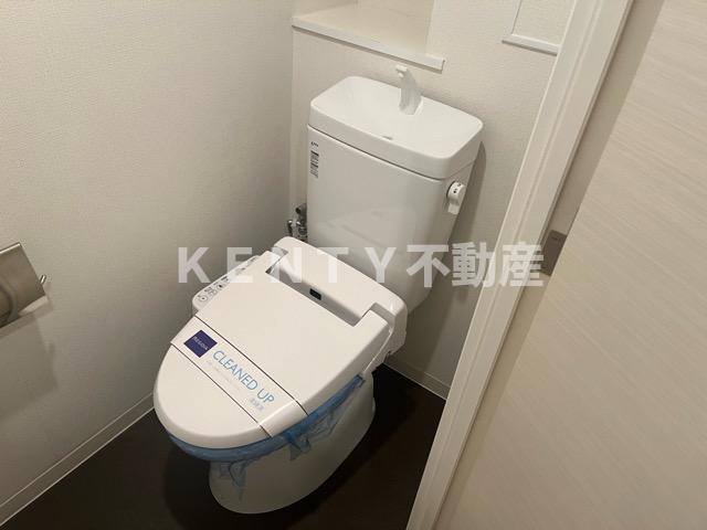 トイレ　落ち着いた色調のトイレです