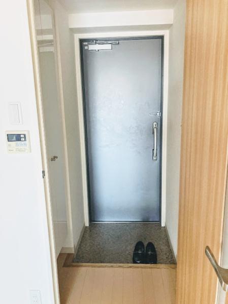 玄関　同タイプ別部屋の写真です（反転タイプ）