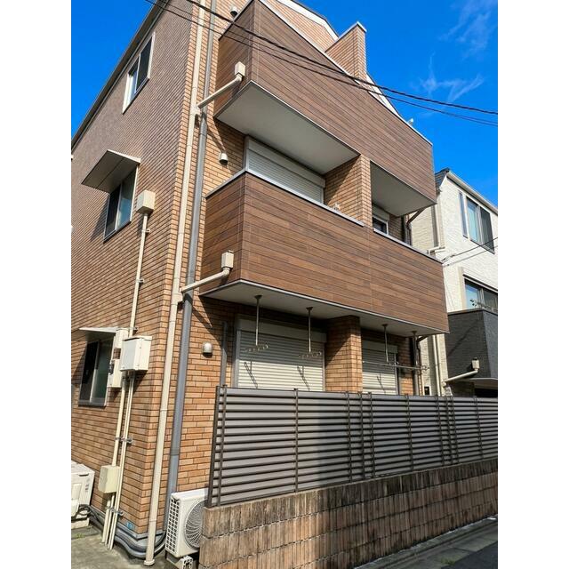 その他共有部分　２０１７年築。落ち着きのある外観デザインの３階建アパートです