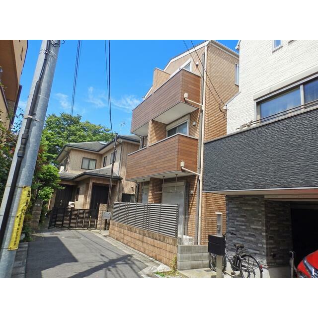 建物外観　緑が丘駅徒歩６分。自由が丘も徒歩圏の落ち着いた住環境です。