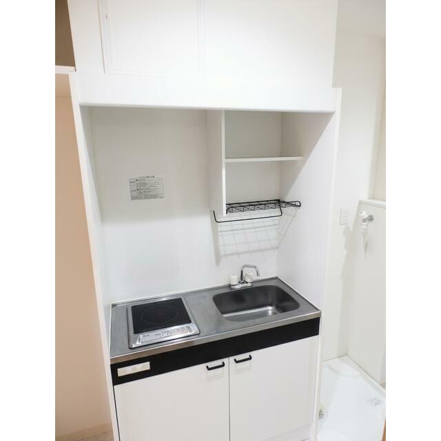 キッチン　コンパクトながら使いやすいシステムキッチン。今回、水栓設備も
