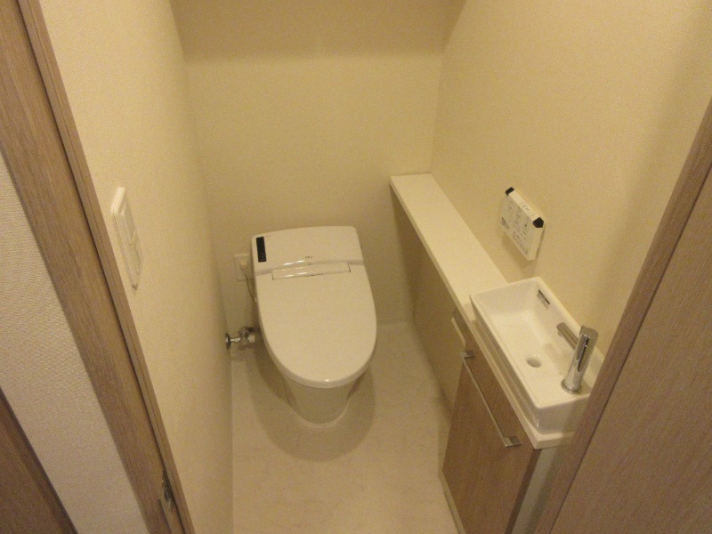 都営大江戸線 牛込柳町駅 徒歩1分 13階建 築6年のトイレ写真