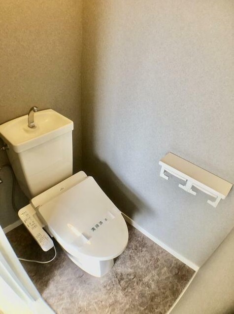 東京メトロ丸ノ内線 中野坂上駅 徒歩6分 4階建 築40年のトイレ写真