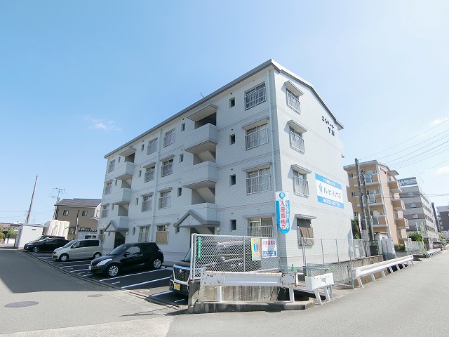 建物外観　３８５号線沿いにありますので、バス・車で大橋まで一直線で向か