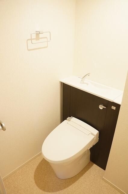 ＪＲ京浜東北線 さいたま新都心駅 徒歩15分 4階建 築9年のトイレ写真