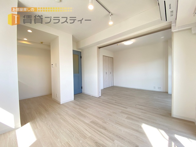 居室・リビング　日が差し込む明るいリビングです。