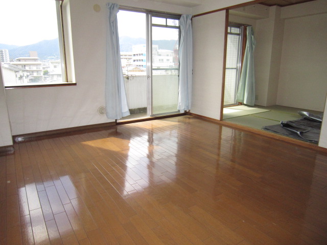 居室・リビング　窓からは明るい光が入ってくるリビング★