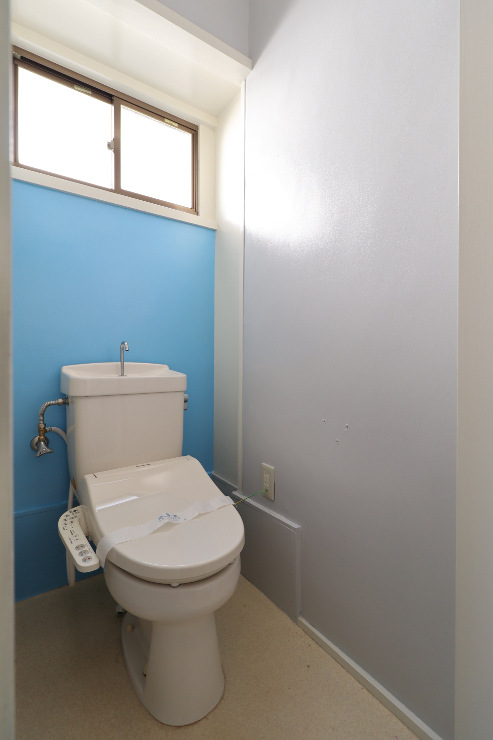 トイレ　小窓あり。ウォッシュレット標準装備です♪