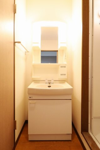 洗面設備　朝の支度にも助かる、独立の洗髪洗面化粧台