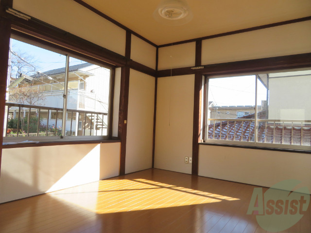 居室・リビング　２面に窓があり、日当たりが大変良い洋室です。