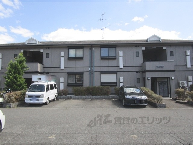京都市西京区松尾鈴川町のアパートの建物外観