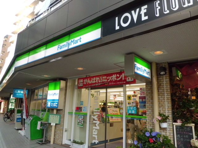 コンビニ　ファミリーマート文京白山駅前店（コンビニ）まで76m