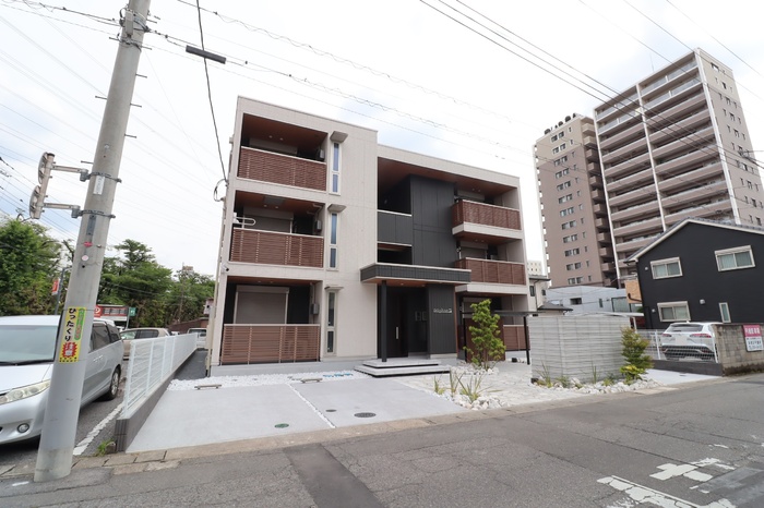 建物外観　小山駅徒歩３分　エントランスオートロック