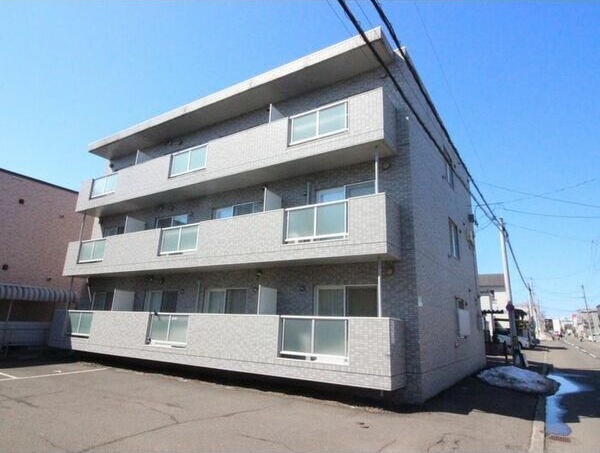 札幌市西区八軒五条東のマンションの建物外観