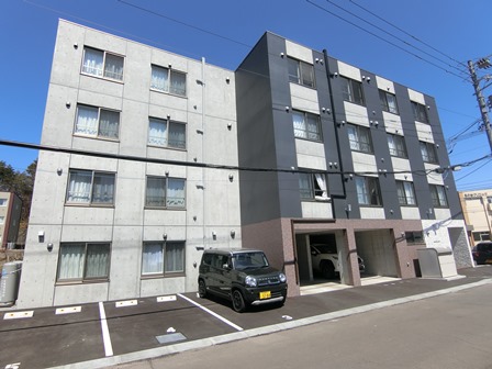 北広島市共栄町のマンションの建物外観