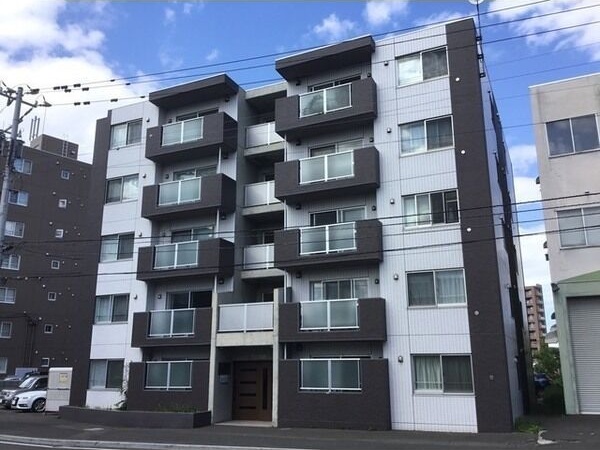 札幌市白石区菊水九条のマンションの建物外観
