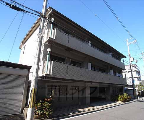 京都市伏見区深草大亀谷西寺町のマンションの建物外観