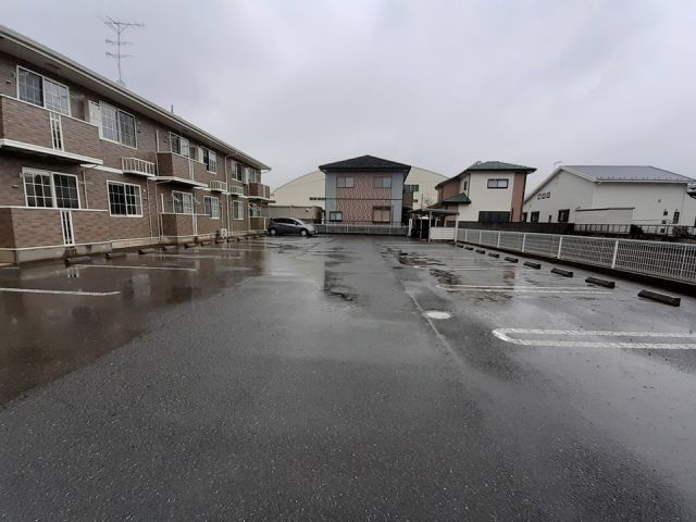 【佐野市伊勢山町のアパートの駐車場】