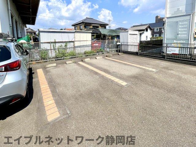 【静岡市葵区古庄のアパートの駐車場】