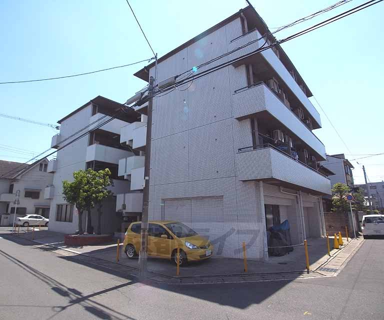 京都市右京区西京極南大入町のマンションの建物外観