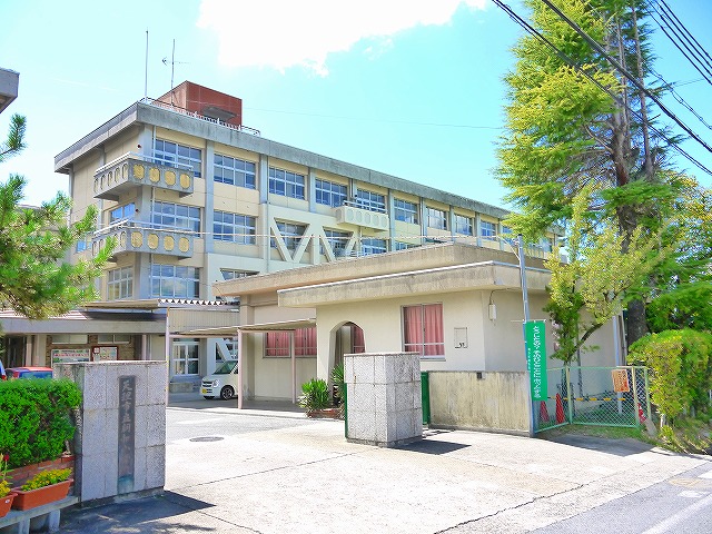 【天理市西長柄町のアパートの小学校】