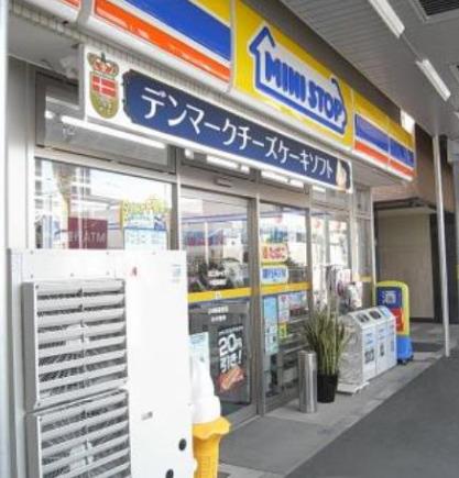 【中野区本町のマンションのコンビニ】