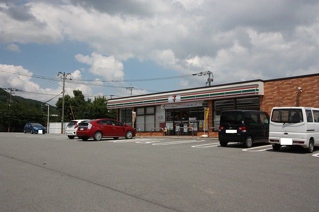 コンビニ　セブンイレブン（コンビニ）まで550m